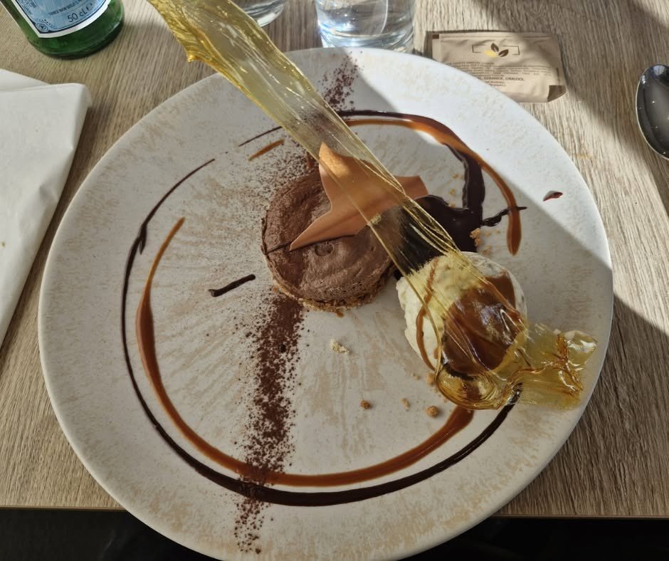 Poire pochée au chocolat Valrhona et glace vanille