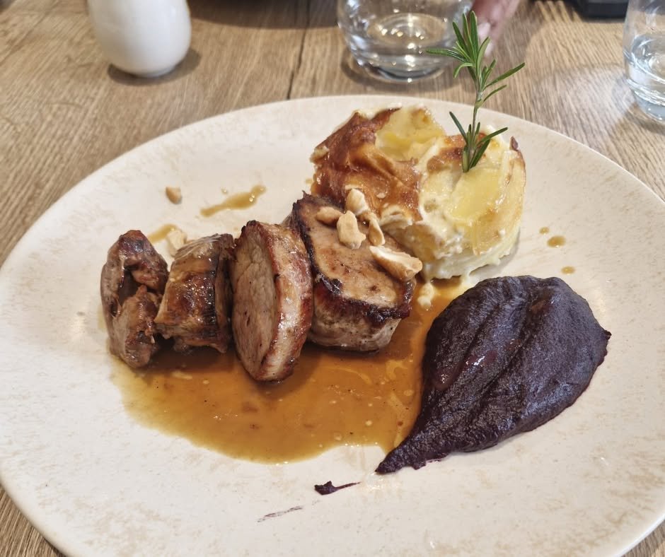 Filet mignon de porc, mousseline de carotte et pommes grenailles